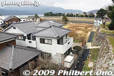 Whoever owned the castle land apparently sold off some house lots.
Keywords: fukui obama castle 