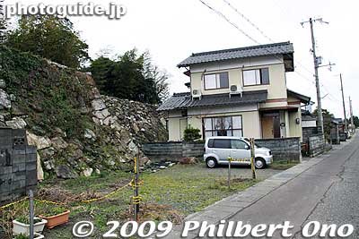 Private homes are built right up to the castle wall.
Keywords: fukui obama castle 