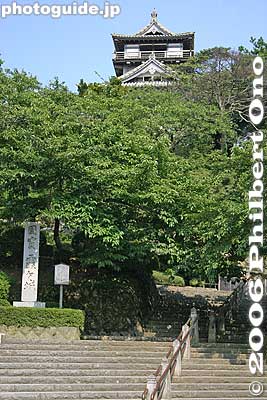 The stone marker says National Treasure Kasumiga-jo Castle.
The castle was a National Treasure until it collapsed in the 1948 Fukui Earthquake. Now an Important Cultural Property.
Keywords: fukui sakai maruoka castle tower