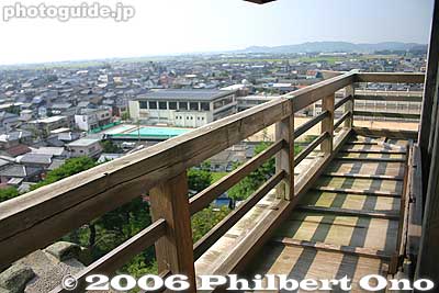 The veranda is narrow and the fence is low.
Keywords: fukui sakai maruoka castle tower