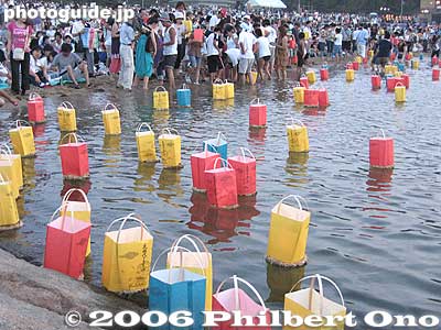 You could buy a lantern for 500 yen. Choice of three colors: Red, blue, and yellow.
Keywords: fukui tsuruga toro nagashi fireworks festival obon kehi no matsubara beach