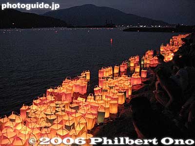 Lanterns along the jetty.
Keywords: fukui tsuruga toro nagashi fireworks festival obon kehi no matsubara beach