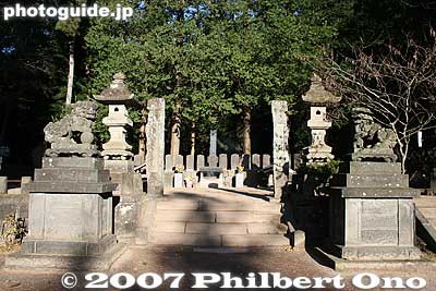 Approach to the Byakkotai gravesite.
Keywords: fukushima aizu-wakamatsu iimoriyama hill byakkotai white tiger graves tombs memorial
