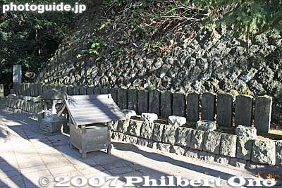 On the right side are more gravestones. These are 31 Byakkotai members who died in battle. 戦死
Keywords: fukushima aizu-wakamatsu iimoriyama hill byakkotai white tiger graves tombs memorial
