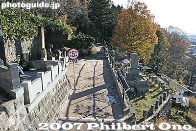 Site where they committed seppuku (hara-kiri). 自刃の地
Keywords: fukushima aizu-wakamatsu iimoriyama hill byakkotai white tiger graves tombs memorial