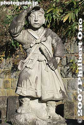 Statue of a teenage samurai looking at Wakamatsu Castle.
Keywords: fukushima aizu-wakamatsu iimoriyama hill byakkotai white tiger graves tombs memorial