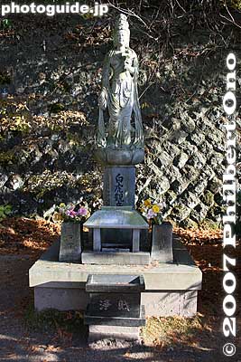 Byakko Kannon statue
Keywords: fukushima aizu-wakamatsu iimoriyama hill byakkotai white tiger graves tombs memorial