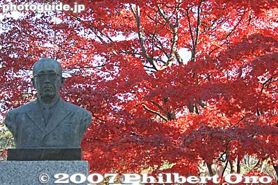 Keywords: fukushima aizu-wakamatsu sculpture fall leaves autumn foilage maple momiji red