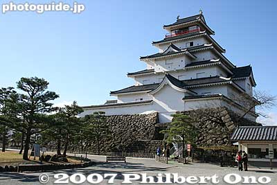Castle tower as seen from Honmaru Uzumimon Gate. In the lower right is the ticket office to enter the castle tower. Castle tower admission is 400 yen for adults. Or pay 500 yen to include the ticket to see the Rinkaku Tea House. Open 8:30 am to 5 pm.
Keywords: fukushima aizuwakamatsu aizu-wakamatsu tsurugajo castle tower donjon