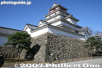The castle tower (donjon) stands over 36 meters high. Its stone wall is 11 meters high.
Keywords: fukushima aizuwakamatsu aizu-wakamatsu tsurugajo castle tower donjon pine tree matsu