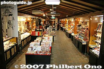 Inside the Hashiri Nagaya corridor is a gift shop. This is connected directly to the castle tower and also connects to the reconstructed Hoshii Turret.. 走長屋
Keywords: fukushima aizuwakamatsu aizu-wakamatsu tsurugajo castle tower donjon