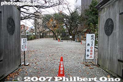 Entrance doors to Lord Gamo Ujisato's gravesite within Kotokuji temple which is a Zen temple of the Rinzai Sect.
Keywords: fukushima aizuwakamatsu gamo gamoh ujisato grave kotokuji temple fromshiga