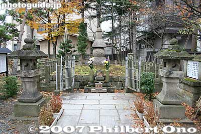 Lord Gamo Ujisato's grave.
Keywords: fukushima aizuwakamatsu gamo gamoh ujisato grave kotokuji temple