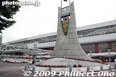Monument on the west side of Fukushima Station. The shinkansen train can be seen.
Keywords: fukushima station 