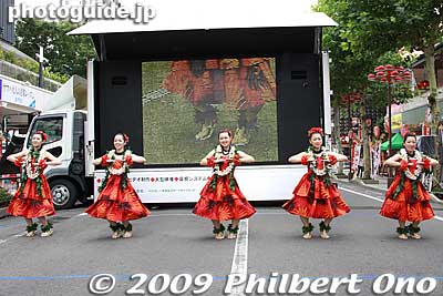 On Aug. 8, 2009 at 12:30 pm, they held the 1st Waraji Day Dance Contest on Ekimae-dori. (わらじDayダンス選手権)
Keywords: fukushima waraji matsuri festival hula dancers