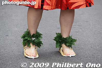 Look at their footwear. They are wearing a pair of waraji straw sandals.
Keywords: fukushima waraji matsuri festival hula dancers straw sandals