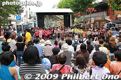 A good-size crowd watched the dance contest.
Keywords: fukushima waraji matsuri festival belly dancers 