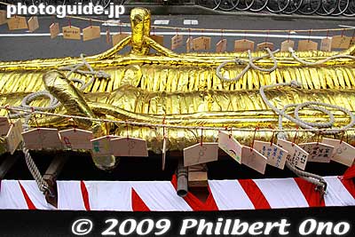 Giant golden waraji had ema votive tablets written with people's wishes.
Keywords: fukushima waraji matsuri festival 