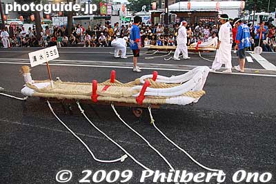 Groups of children, women, etc., were to pull this large waraji on wheels on the 300-meter long race course along Route 13. A pair of large waraji were raced down the road. Then raced back by another pair of racers.
Keywords: fukushima waraji matsuri festival 