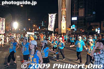 At the intersection. Notice the giant waraji straw sandal.
Keywords: fukushima waraji matsuri festival dancers parade women