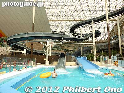 The water slides cost extra money. 200 yen per slide.
Keywords: fukushima iwaki spa resort hawaiians water park amusement hot spring onsen pool slides