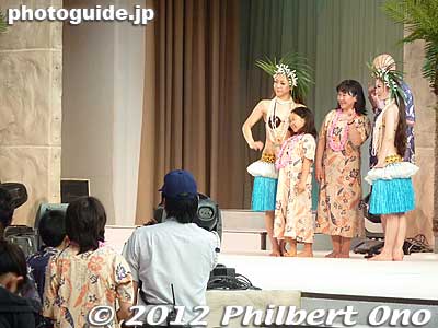 At the end of the show, people who paid for reserved seats could have their picture taken with the hula girls.
Keywords: fukushima iwaki spa resort hawaiians water park amusement hot spring onsen pool slides hula girls dancers polynesian show
