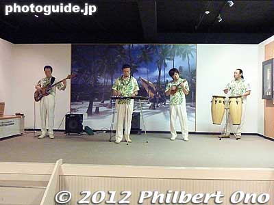 The Hula Museum also has a small stage where this band performed at 12:30 pm. 
Keywords: fukushima iwaki spa resort hawaiians water park amusement hula museum