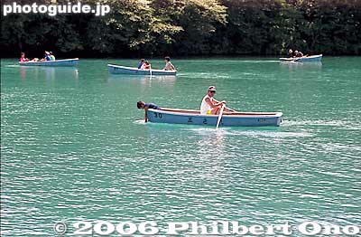 The color of the water is stunningly beautiful.
Keywords: fukushima kitashiobara-mura village goshikinuma bandai-asahi national park pond rowboat