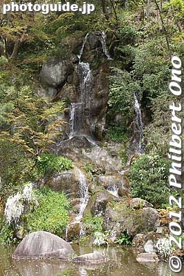 Aioi Waterfall is a small waterfall flowing into a pond. Built in 1934 using the natural terrain.
Keywords: fukushima nihonmatsu kasumigajo castle pine trees matsu waterfall