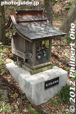 Small shrine in front of Hikage Well in Nihonmatsu Castle, one of Japan's Three Famous Wells. 日影の井戸
Keywords: fukushima nihonmatsu kasumigajo castle