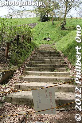 Steps going up to the top Honmaru keep, but it was roped off since it was deemed hazardous due to rock slides. There was no such warning before you climb up here.
Keywords: fukushima nihonmatsu kasumigajo castle