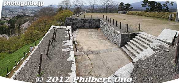 Way up to the Honmaru.
Keywords: fukushima nihonmatsu kasumigajo castle honmaru stone walls