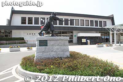 JR Nihonmatsu Station has a castle design and statue of a teenage samurai.
Keywords: fukushima nihonmatsu