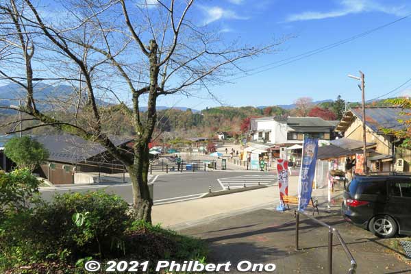 Cross the road and there's the starting point to explore Enakyo. Building on the left is the Visitors' Center.
Keywords: gifu ena enakyo gorge maple leaves autumn foliage