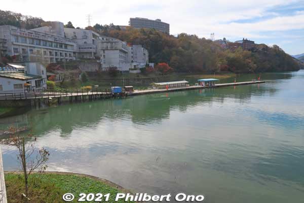 On the left is a pier for sightseeing boats taking tourists to see the unusual rock formations on the gorge. Cruise is 30 min. and fare is ¥1,500. Runs often during autumn. https://www.tohsyoh.jp/ship
Keywords: gifu ena enakyo gorge maple leaves autumn foliage