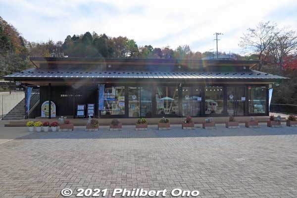 Enakyo Visitors Center has tourist information counter and air-conditioned rest area with tables and chairs.
Keywords: gifu ena enakyo gorge maple leaves autumn foliage
