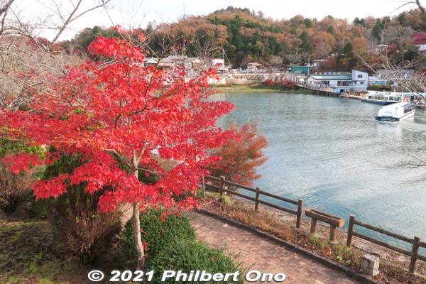 Left side of Sazanami Park facing the boat pier.
Keywords: gifu ena enakyo gorge maple leaves autumn foliage