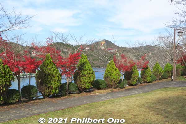 The park has two levels. Lower level is a path along the riverside, and this upper level is a park-like lawn.
Keywords: gifu ena enakyo gorge maple leaves autumn foliage