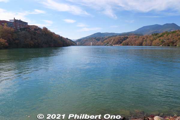 View of Kiso River from the tip of Sazanami Park. Right below Shinonome Ohashi Bridge (東雲大橋) in the distance is Oi Dam built in 1924 as Japan's first hydroelectric dam. The dam created this reservoir in Ena Gorge.
Keywords: gifu ena enakyo gorge maple leaves autumn foliage