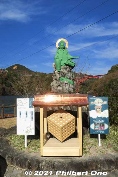 Statue of the goddess Benzaiten and shiny offertory box.
Keywords: gifu ena enakyo gorge maple leaves autumn foliage