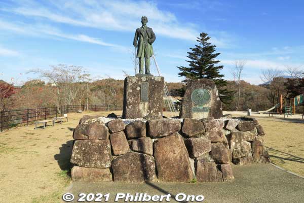Momosuke Square at the top of Sazanami Park. Statue of Fukuzawa Momosuke, son-in-law of Fukuzawa Yukichi. Momosuke built the Oi Dam that created this Enakyo reservoir and hydroelectric power.
Keywords: gifu ena enakyo gorge