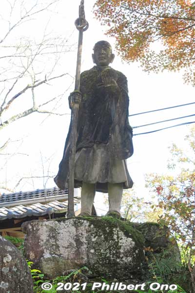 Statue of Buddhist priest Kobo Daishi near the bus stop. Built around 1932 in memory of those who died while building Oi Dam. It was also built to attract tourists. Kobo Daishi founded Shingon Buddhism.
Keywords: gifu ena enakyo gorge