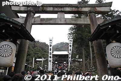 The second torii.
Keywords: gifu inaba shrine jinja kinkazan hatsumode new years