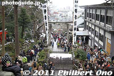 View from Romon Gate.
Keywords: gifu inaba shrine jinja kinkazan hatsumode new years