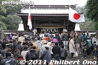 Approaching another gate called Shinmon. 神門
Keywords: gifu inaba shrine jinja kinkazan hatsumode new years matsuri01