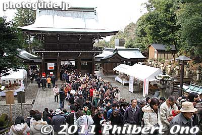 View of Romon Gate from Shinmon Gate.
Keywords: gifu inaba shrine jinja kinkazan hatsumode new years