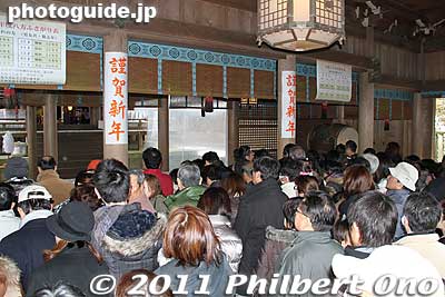 Inside Inaba Shrine's Haiden Hall.
Keywords: gifu inaba shrine jinja kinkazan hatsumode new years