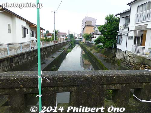 Kosatsu bulletin board was at one end of this bridge over a small river.
Keywords: gifu kano-juku castle nakasendo
