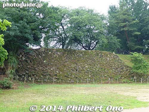 Kano Castle stone foundation.
Keywords: gifu kano-juku castle nakasendo