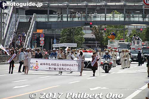 From 1:00 pm–2:00 pm, they parade on the main drag from near JR Gifu Station to the foot of Mt. Kinkazan, the location of Gifu Castle.
These photos were taken on Oct. 8, 2017.
Keywords: gifu nobunaga matsuri festival parade